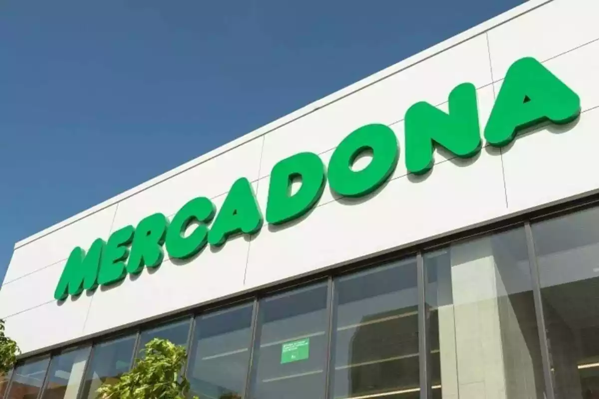 Rètol gran a façana de Mercadona presa en contrapicat