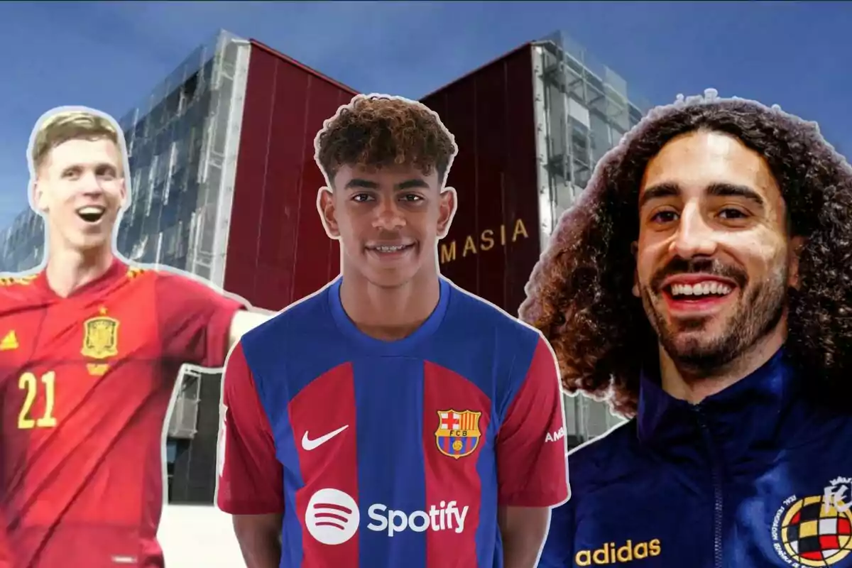 Tres futbolistes posant davant d'un edifici amb el rètol "La Masia"