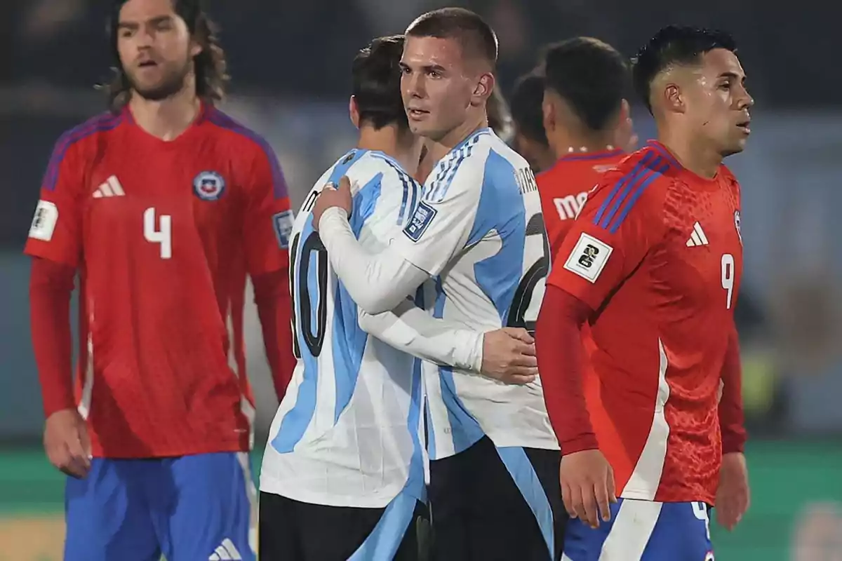 Mastantuono amb la selecció argentina abraçant Messi Mastantuono amb la selecció argentina abraçant Messi