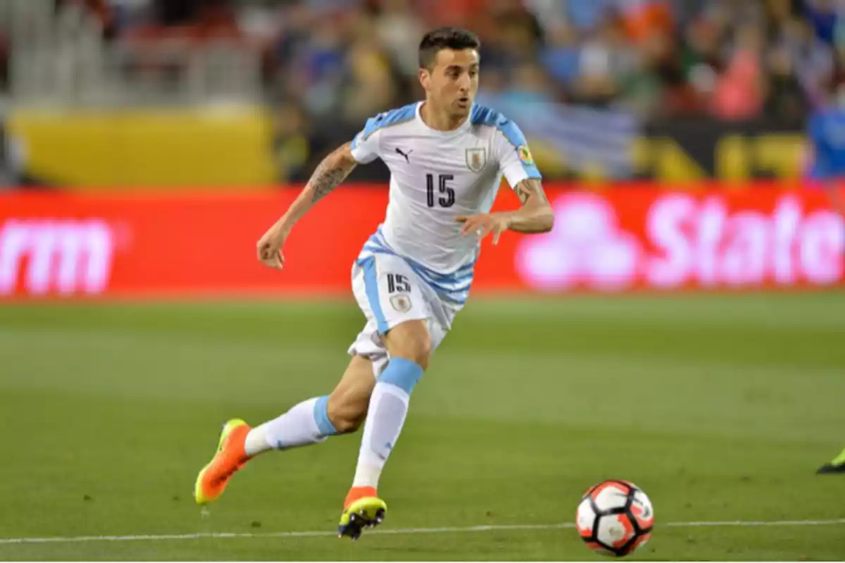 Matías Vecino en un partido con la selección de Uruguay Matías Vecino en un partido con la selección de Uruguay