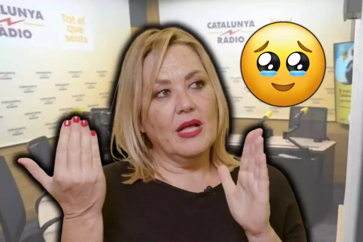 Una persona gesticulando con las manos frente a un fondo de estudio de radio y un emoji con ojos llorosos.