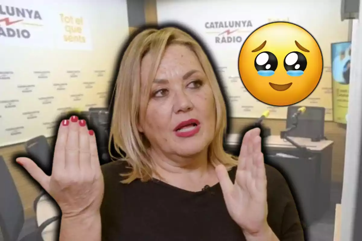 Una persona gesticulant amb les mans en un estudi de ràdio amb un emoji de carona plorosa al costat.