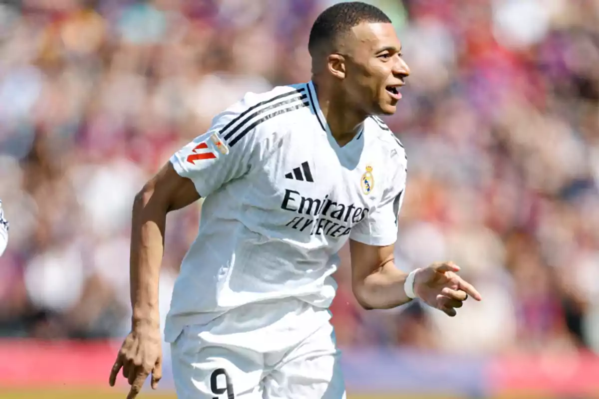Mbappé celebra un dels seus gols a Montjuïc. Mbappé celebra un dels seus gols a Montjuïc.
