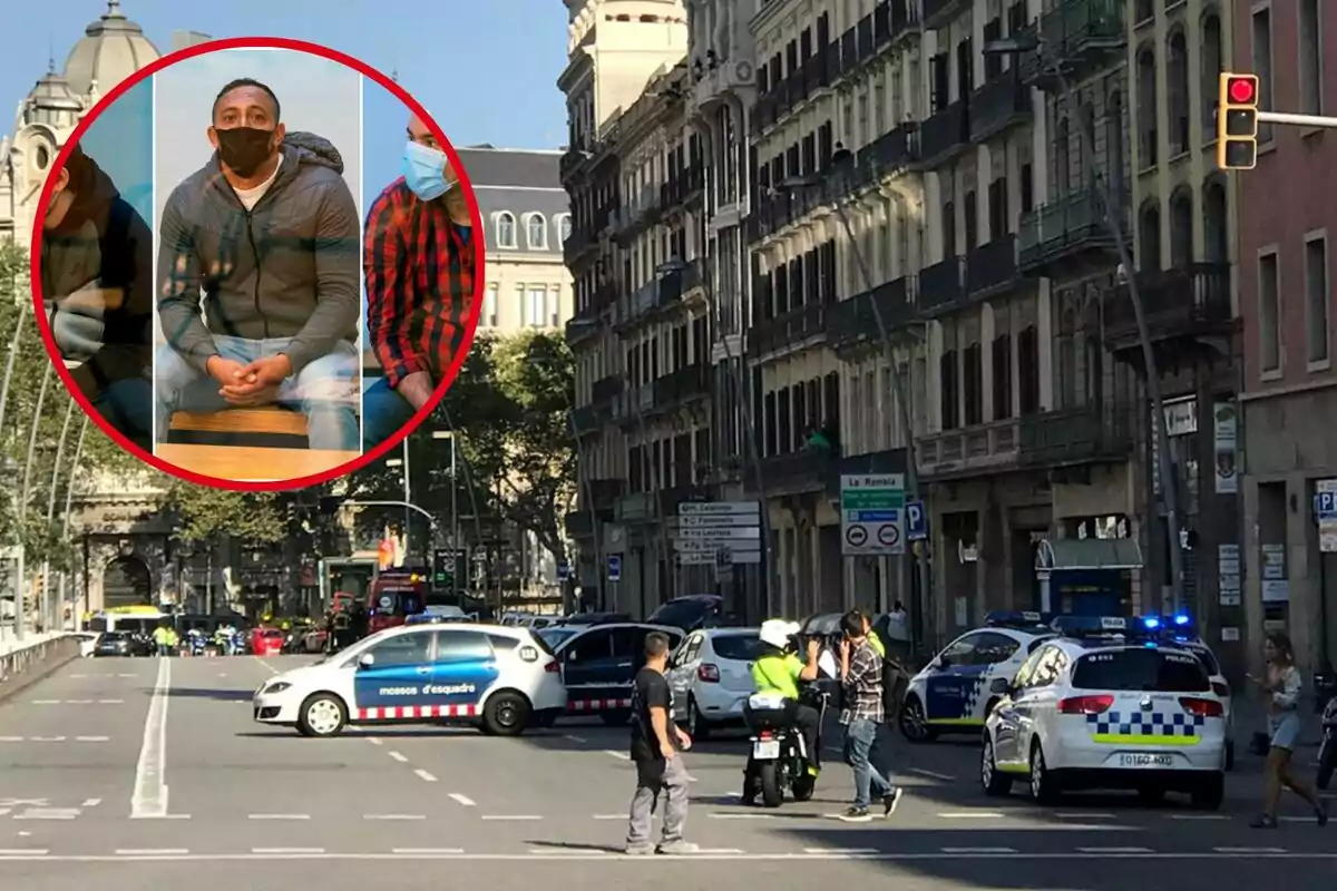 Un carrer bloquejat per la policia amb un requadre que mostra dues persones assegudes, una amb una dessuadora grisa i màscara negra.