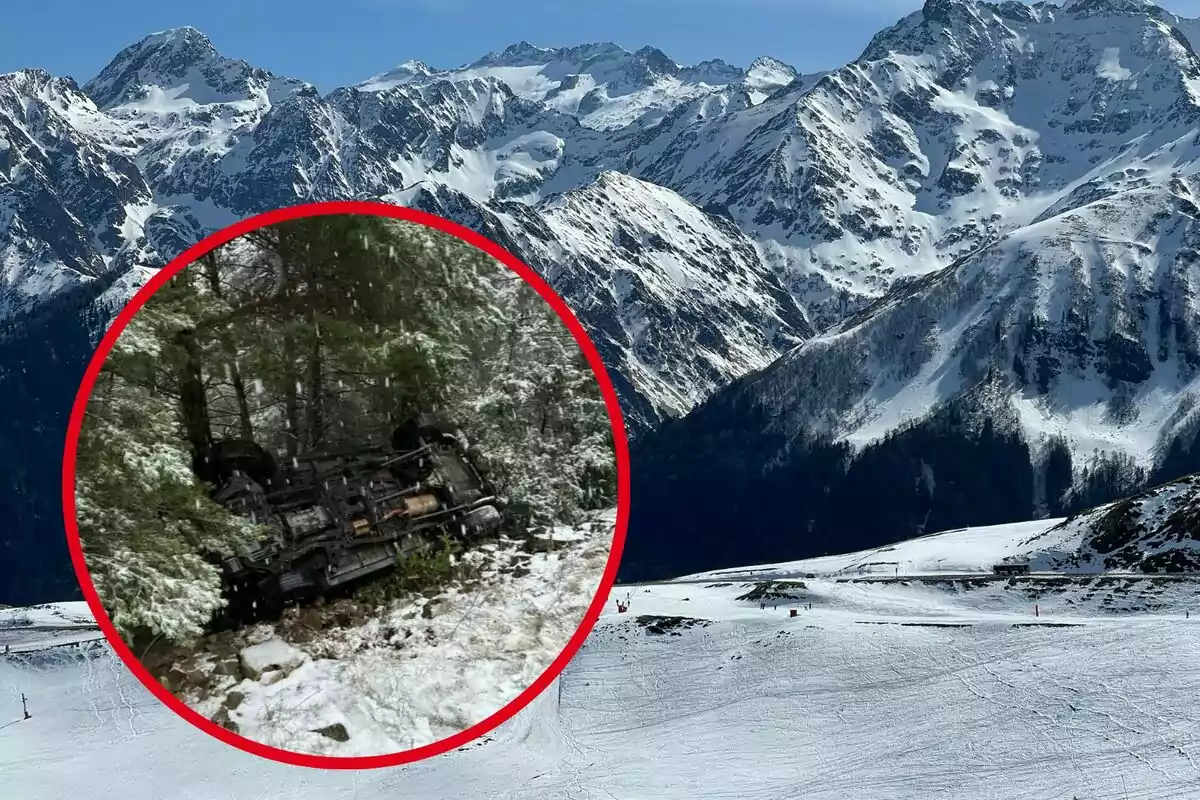 Una imatge d'un paisatge muntanyós nevat amb un cercle vermell que destaca un vehicle bolcat entre els arbres.