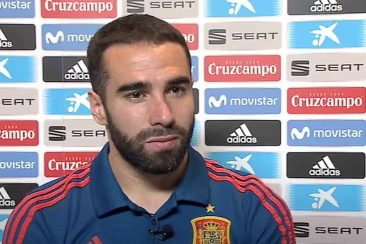 Dani Carvajal atenent la premsa durant una concentració de la selecció espanyola