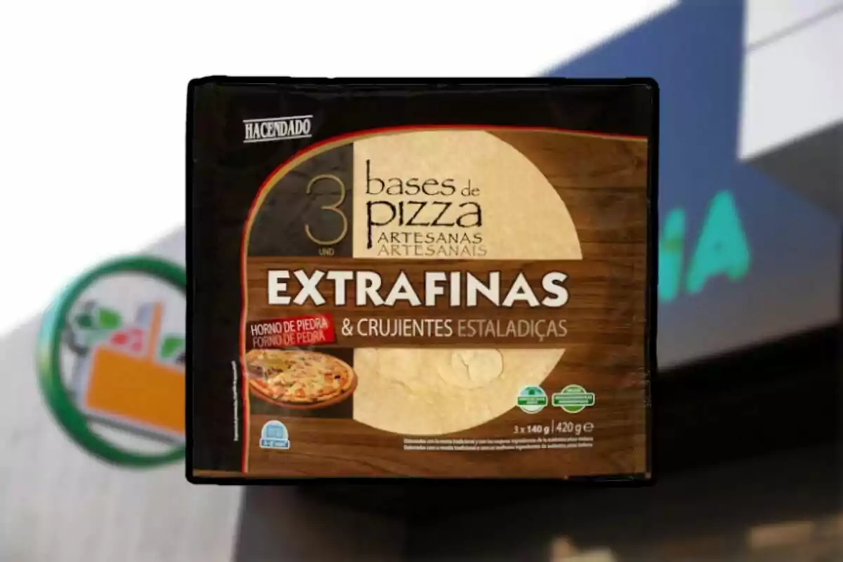 Paquet de bases de pizza extrafines i cruixents de la marca Hacendado amb disseny de fons de fusta i text en diversos idiomes. Paquet de bases de pizza extrafines i cruixents de la marca Hacendado amb disseny de fons de fusta i text en diversos idiomes.