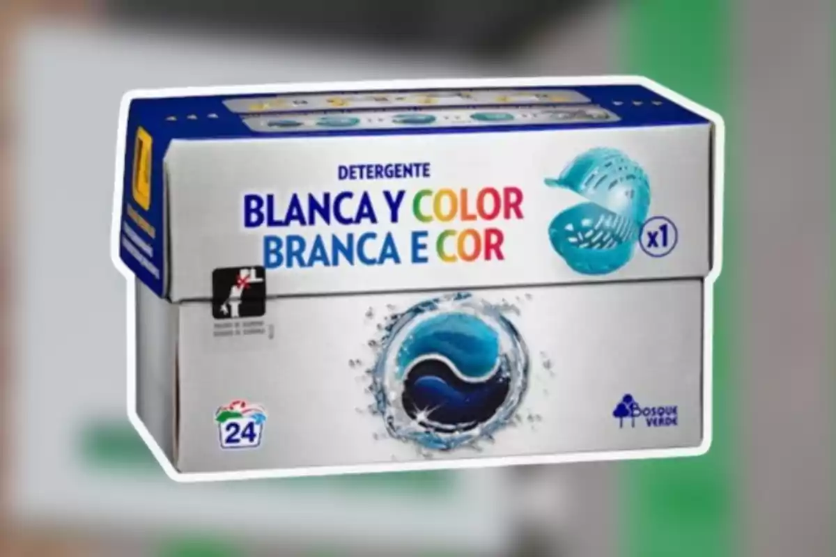 Caixa de detergent per a roba blanca i de color amb disseny de càpsula blava i logotip de Bosc Verd. Caixa de detergent per a roba blanca i de color amb disseny de càpsula blava i logotip de Bosc Verd.