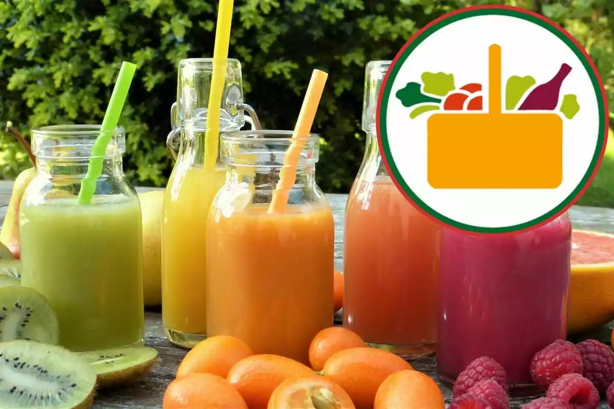 Botellas de jugo de diferentes colores con frutas alrededor y un ícono de cesta de alimentos en la esquina. Botellas de jugo de diferentes colores con frutas alrededor y un ícono de cesta de alimentos en la esquina.