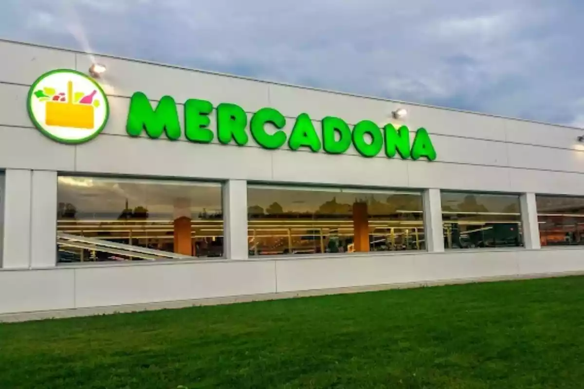 Exterior de Mercadona des de gespa