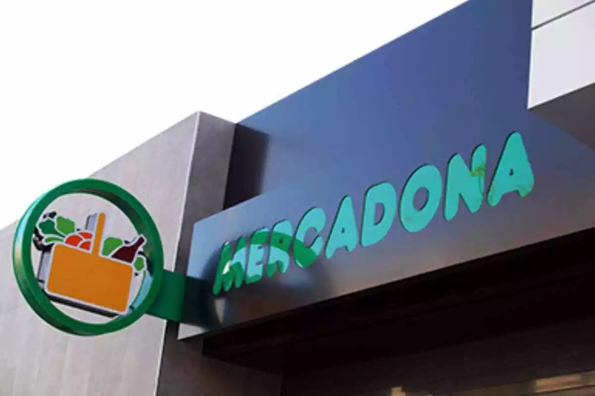 Marquesina de Mercadona en pla contrapicat