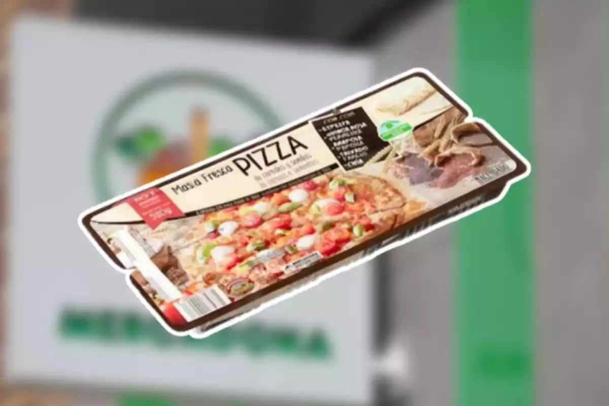 Paquet de pizza de massa fresca amb ingredients variats sobre un fons desenfocat. Paquet de pizza de massa fresca amb ingredients variats sobre un fons desenfocat.