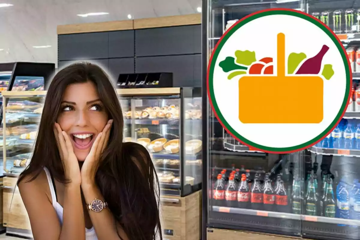 Mujer sonriente con las manos en las mejillas en una tienda de comestibles con un logotipo de cesta de alimentos en primer plano. Mujer sonriente con las manos en las mejillas en una tienda de comestibles con un logotipo de cesta de alimentos en primer plano.