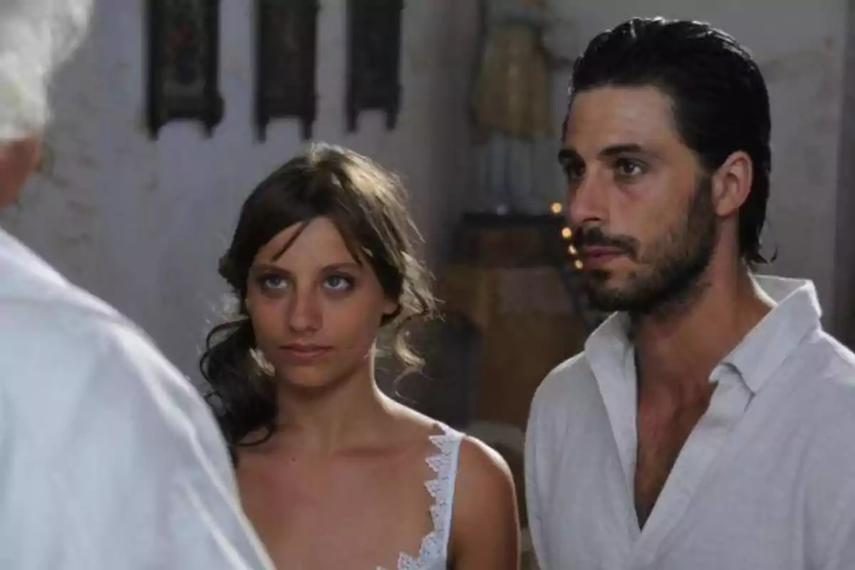 Michelle Jenner junto a Hugo Silva en una escena de Los hombres de Paco