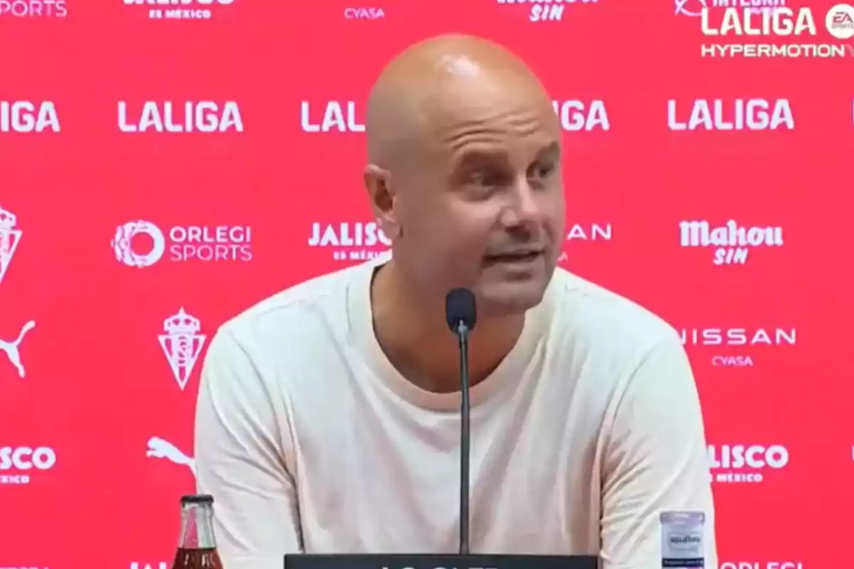 Miguel Ángel Ramírez, en una roda de premsa quan era entrenador del Real Sporting Miguel Ángel Ramírez, en una roda de premsa quan era entrenador del Real Sporting