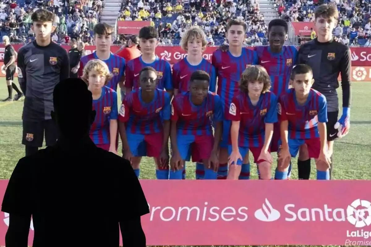 Muntatge amb l'equip Infantil B del FC Barcelona i una sombra negra a la part esquerra