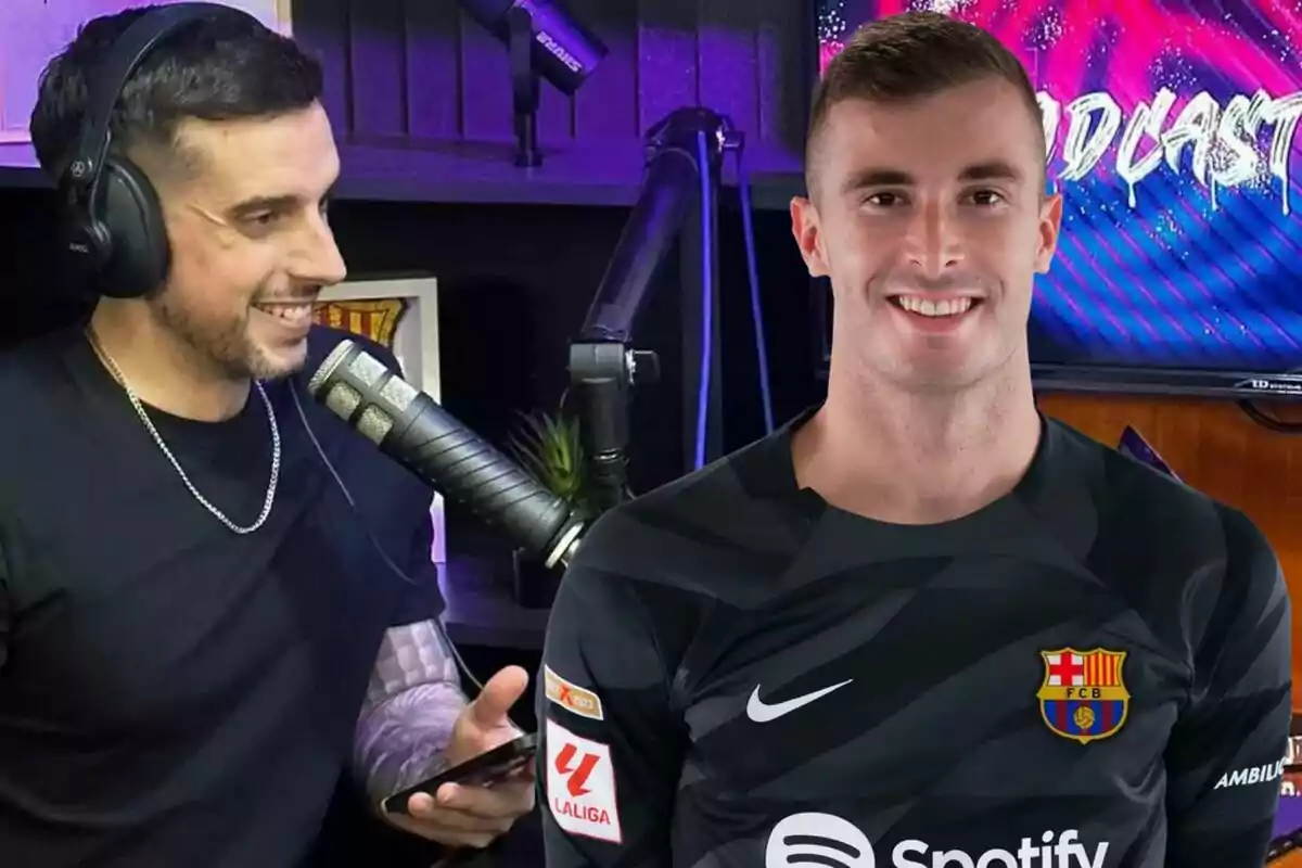 Un hombre con auriculares y micrófono sonríe mientras sostiene un teléfono, junto a otro hombre con una camiseta de fútbol del FC Barcelona, ambos en un entorno de estudio con luces de neón.