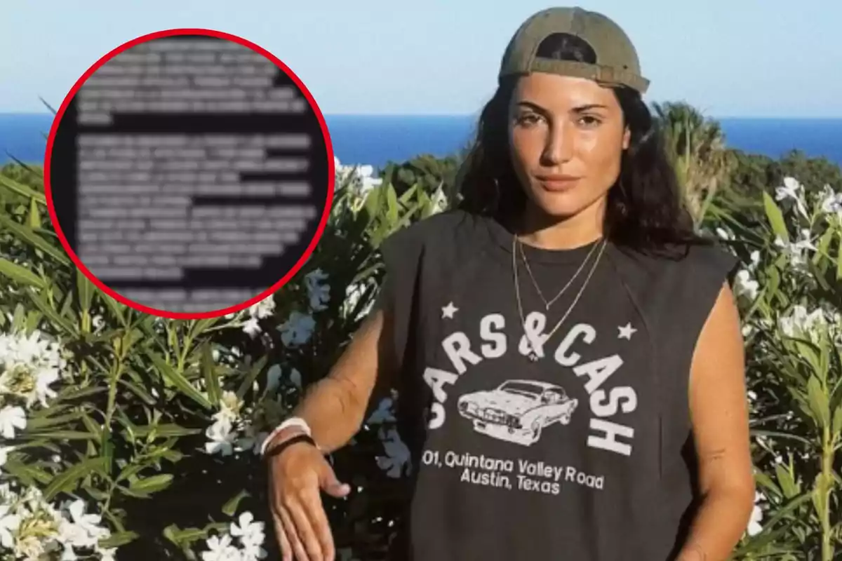 Una persona con gorra y camiseta oscura posando frente a un fondo de vegetación y mar con un texto borroso en un círculo rojo a la izquierda.