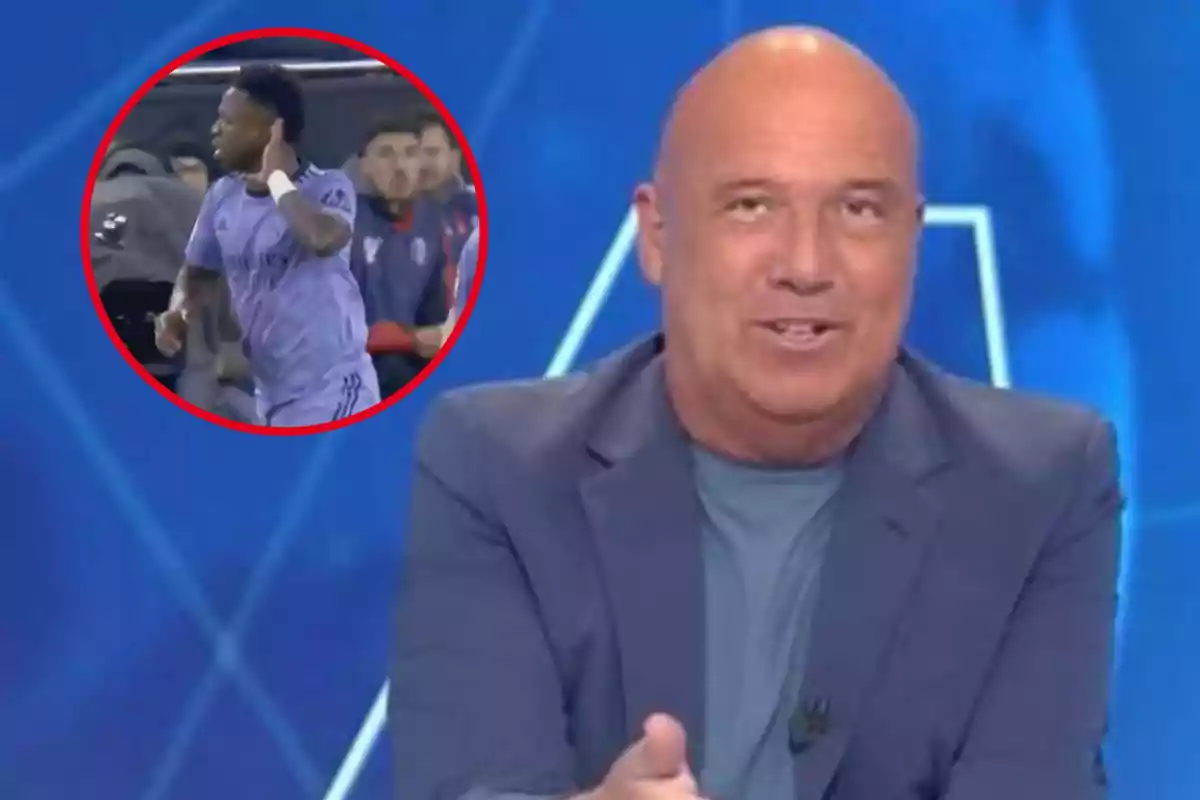 Un presentador de televisión en un estudio con un recuadro que muestra a un jugador de fútbol celebrando.