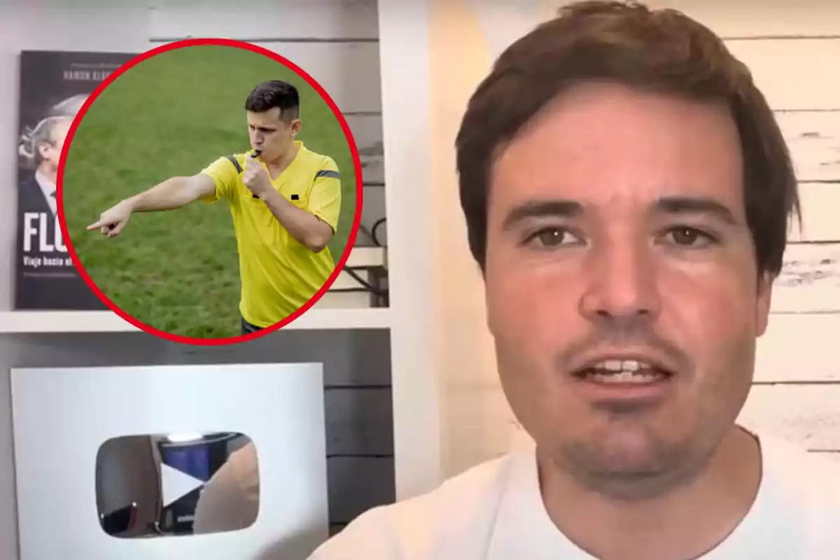 Un hombre hablando frente a la cámara con un estante detrás que tiene un libro y un botón de YouTube, con una imagen superpuesta de un árbitro de fútbol en un campo.