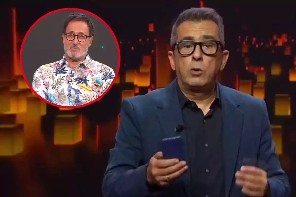 Un hombre con gafas y traje oscuro sostiene un teléfono mientras habla en un escenario iluminado; en un círculo rojo, otro hombre con gafas y camisa colorida.