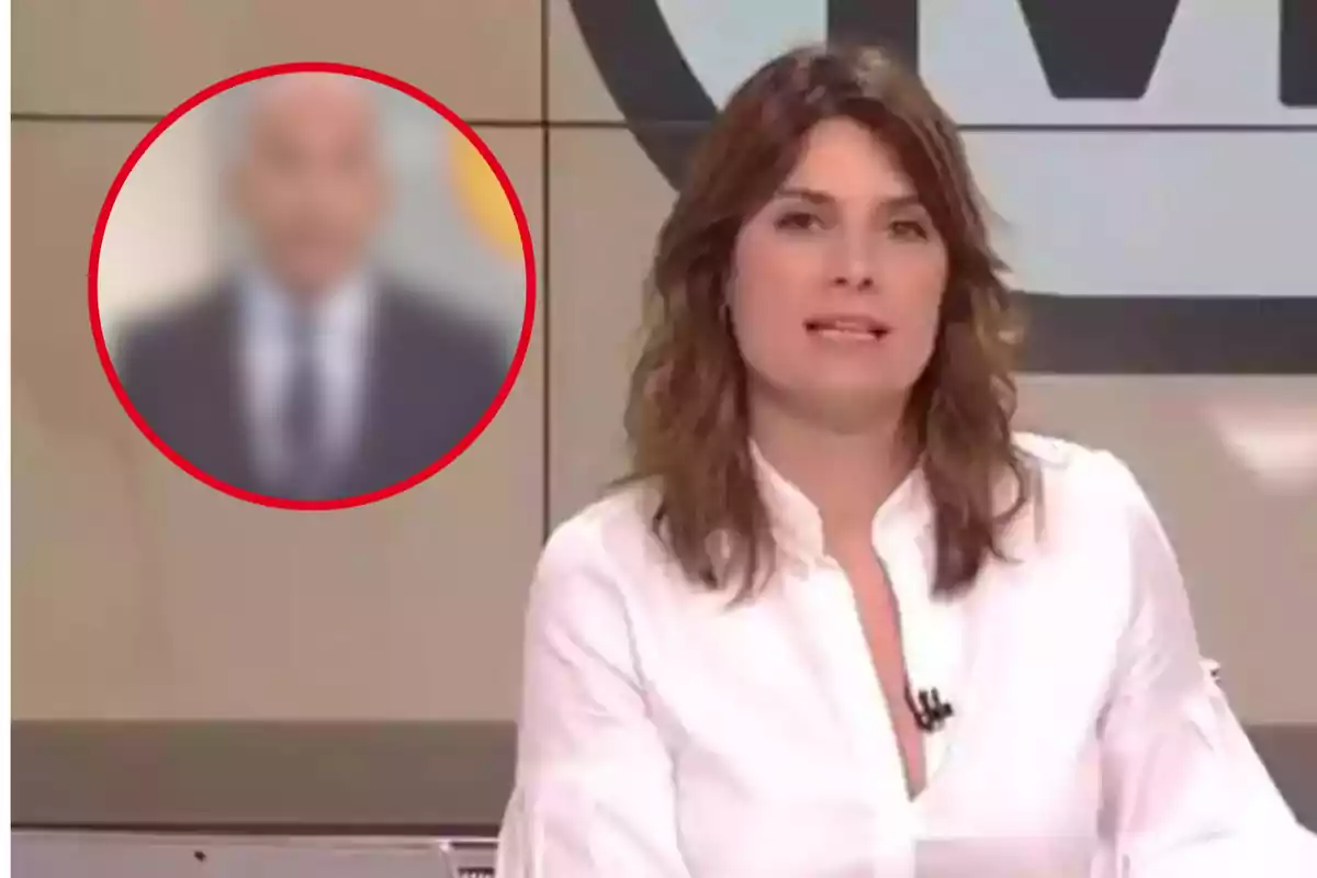 Una presentadora de noticias en un estudio de televisión con un gráfico borroso de un hombre en un círculo rojo a su lado.