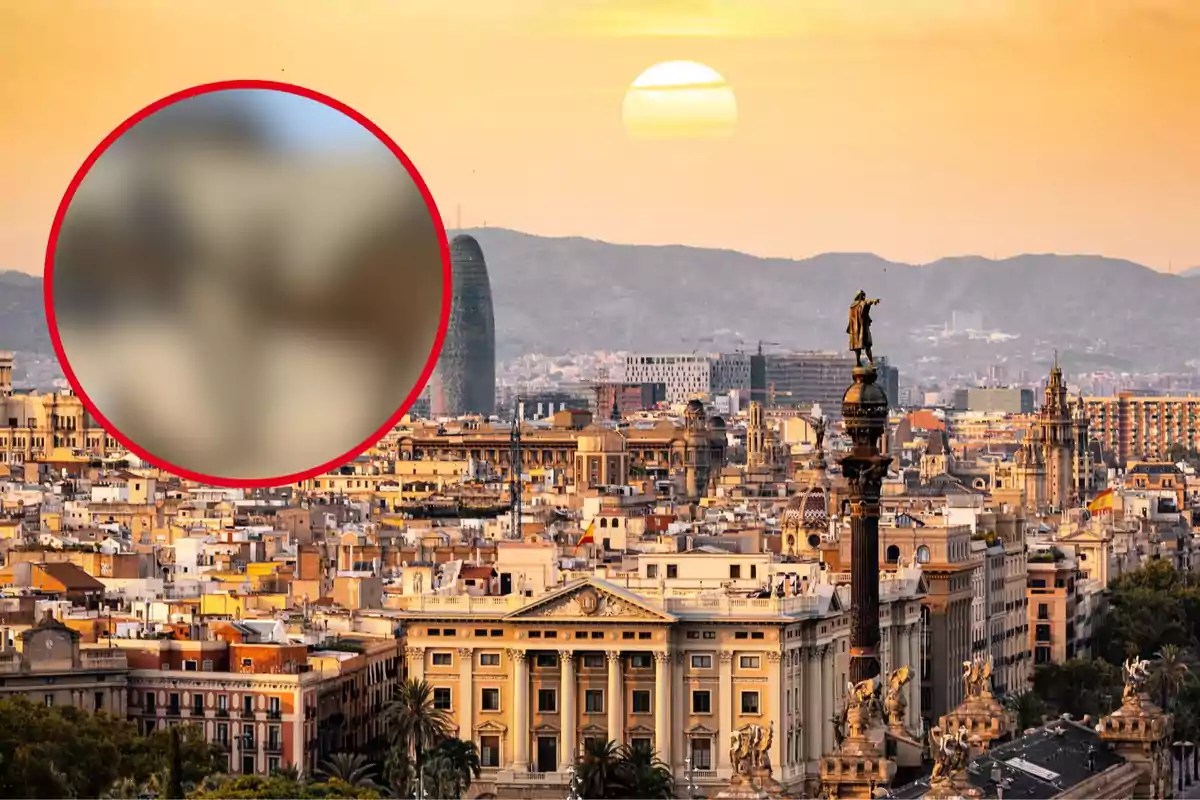 Vista panorámica de Barcelona al atardecer con un círculo borroso en primer plano.