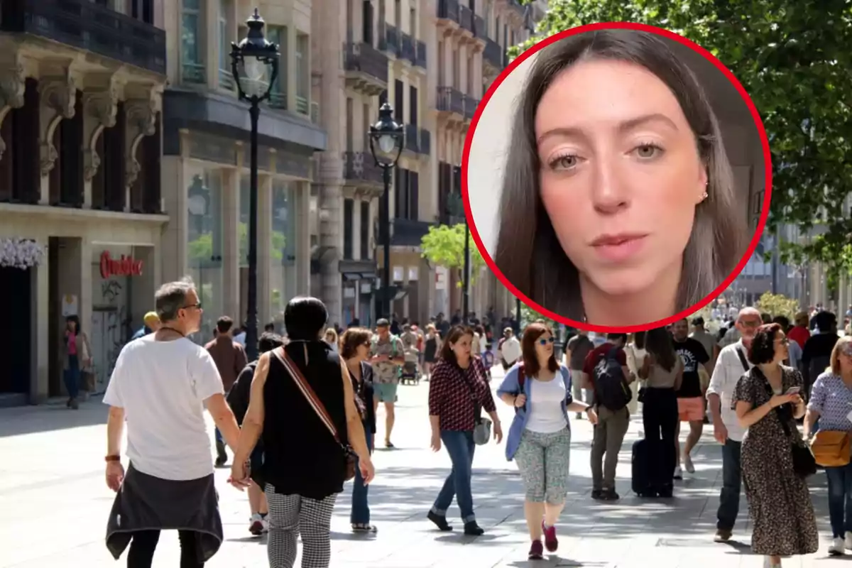 Un carrer concorregut amb persones caminant i un requadre que mostra la cara d?una dona.