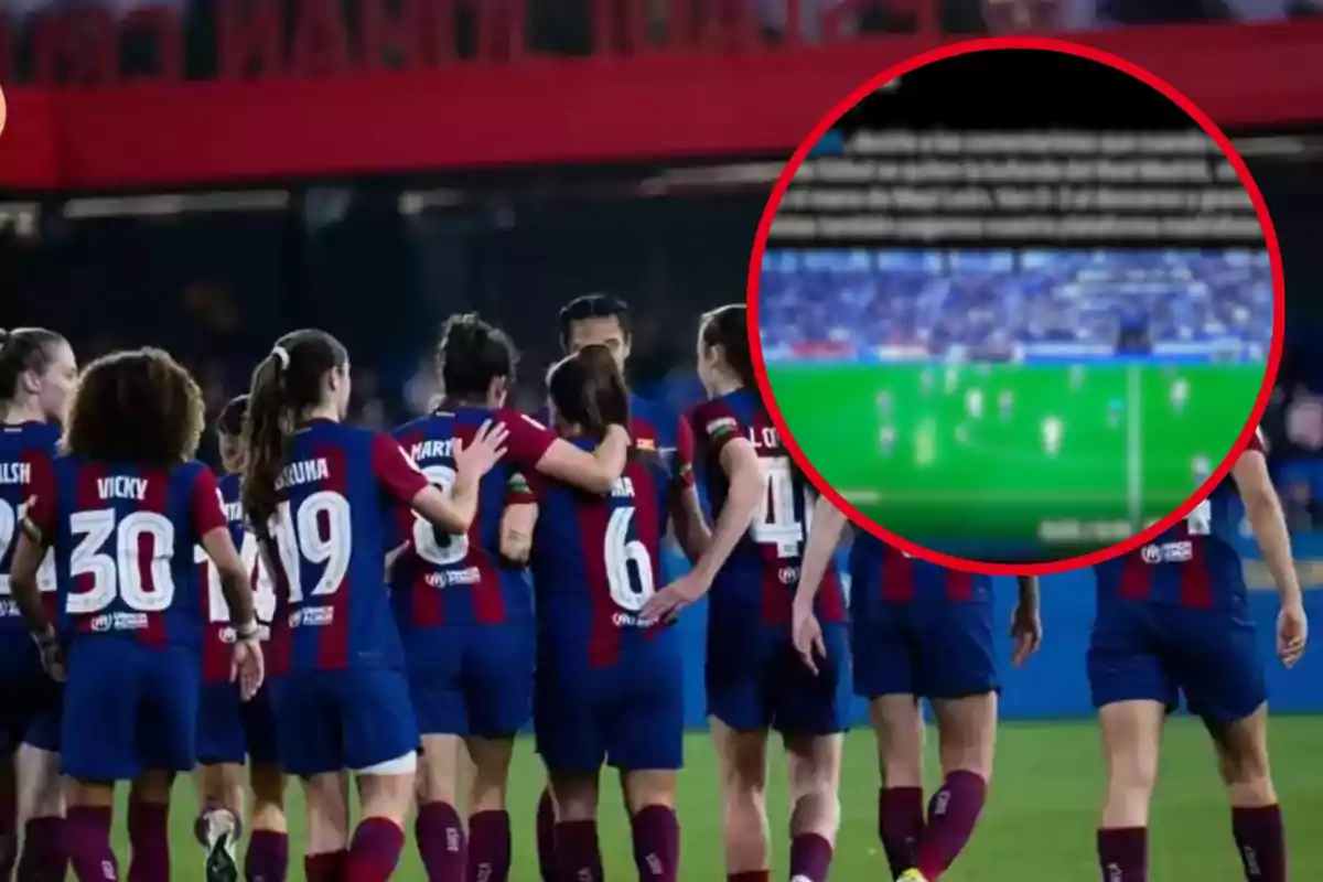 Jugadoras de fútbol con uniformes azul y rojo se abrazan en el campo mientras una pantalla muestra un partido.