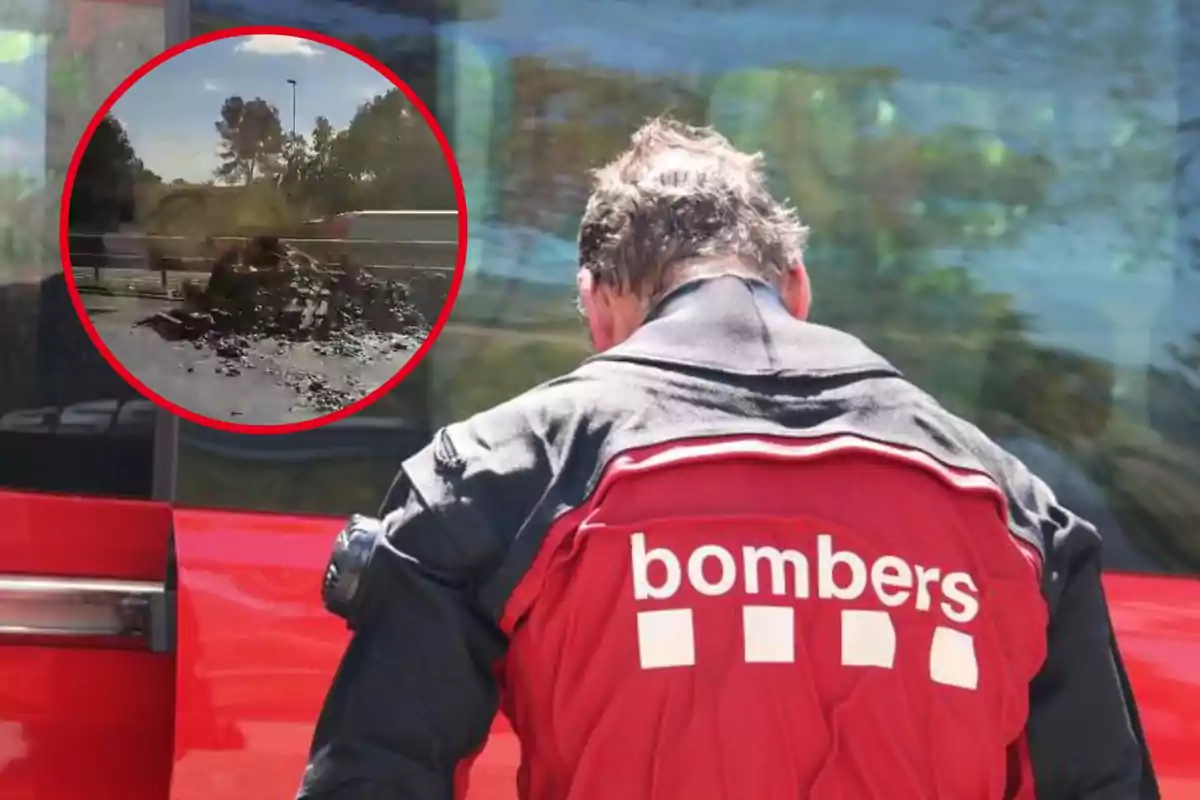 Un bomber d'esquena amb un uniforme vermell i negre, amb un cercle que mostra una escena de runes a una carretera.