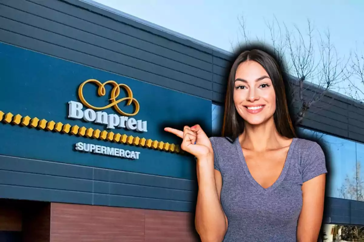 Una mujer sonriente señala el letrero de un supermercado Bonpreu.