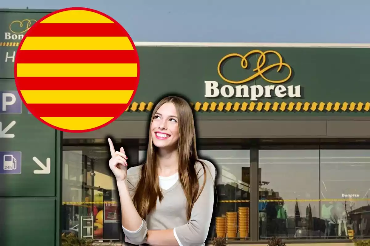 Una mujer sonriente señala hacia un logotipo circular con franjas rojas y amarillas frente a un supermercado Bonpreu.