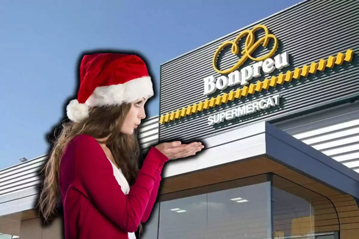 Una dona amb gorra de Nadal bufant cap a un supermercat Bonpreu.