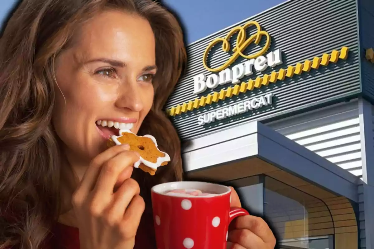 Mujer sonriendo mientras sostiene una galleta y una taza roja con puntos blancos frente a un supermercado Bonpreu.