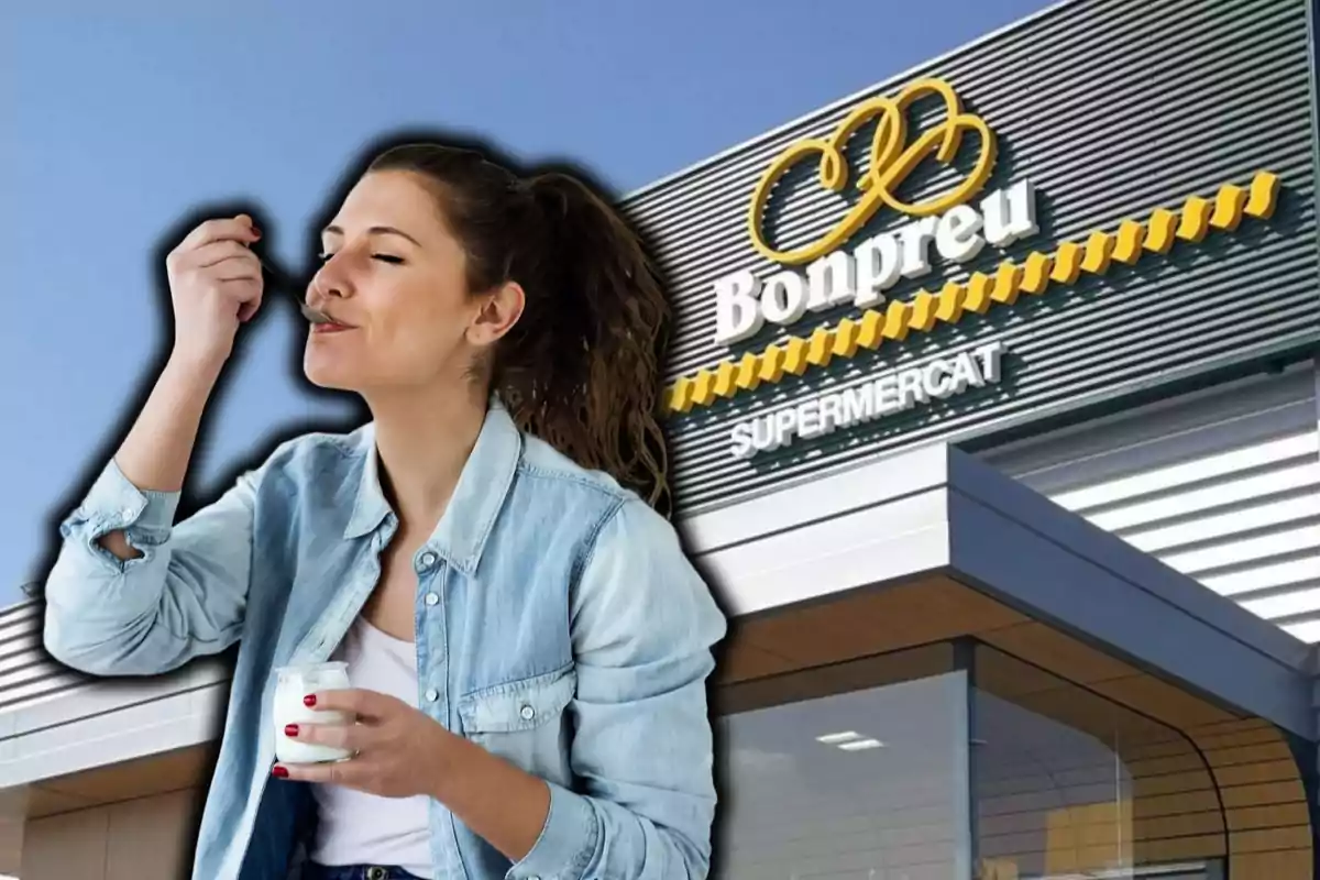 Mujer disfrutando de un yogur frente a un supermercado Bonpreu.