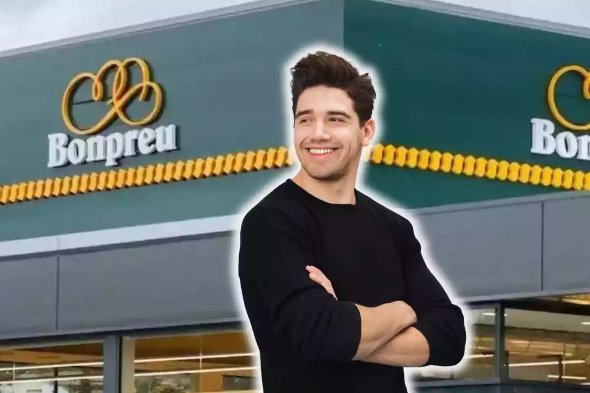 Un hombre sonriente con los brazos cruzados frente a un edificio con el logo de Bonpreu.