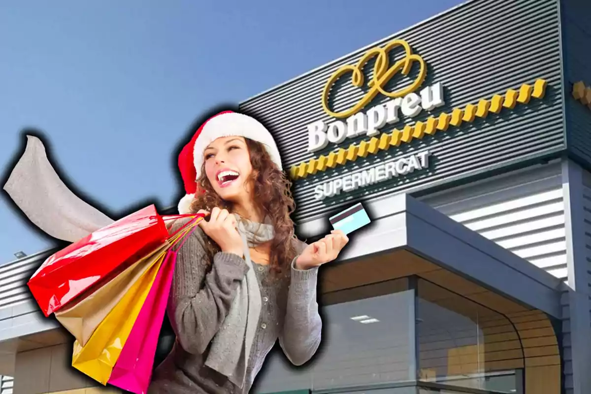 Mujer sonriente con gorro navideño y bolsas de compras frente a un supermercado Bonpreu.