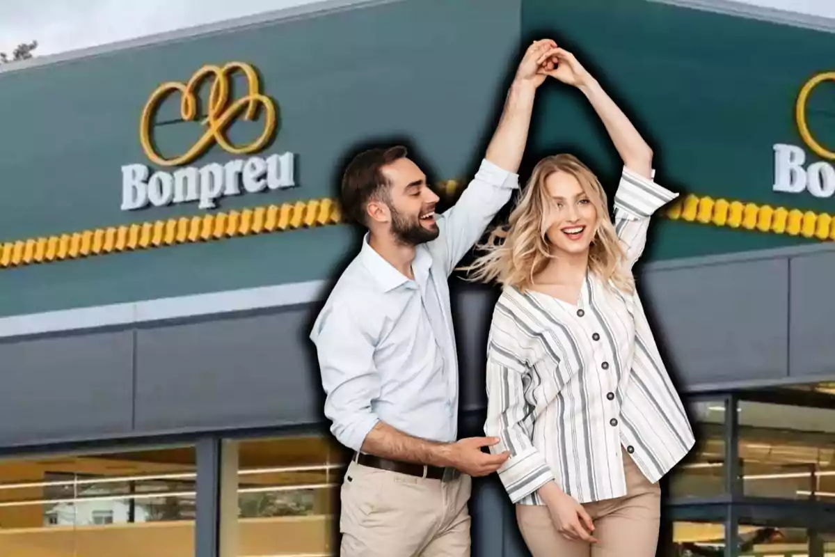 Una pareja sonriente baila frente a un supermercado Bonpreu.