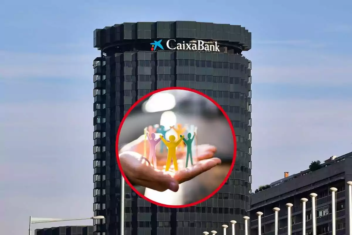 Edificio de CaixaBank con un círculo rojo que muestra figuras de personas de colores en las manos de alguien.