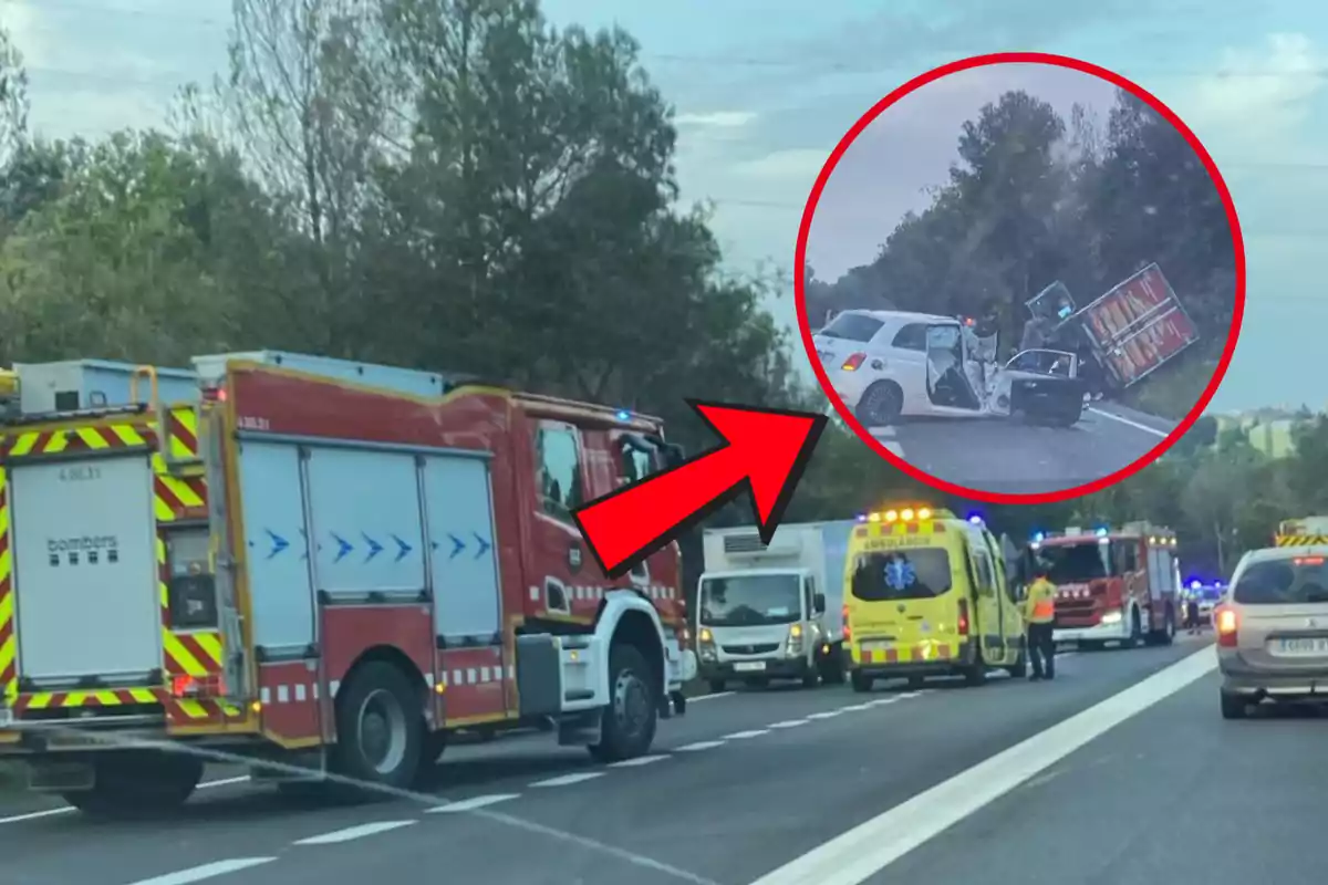 Un accident de trànsit en una carretera amb diversos vehicles d'emergència presents, incloent camions de bombers i ambulàncies, i un cercle ressaltant la col·lisió entre un cotxe blanc i un camió bolcat.