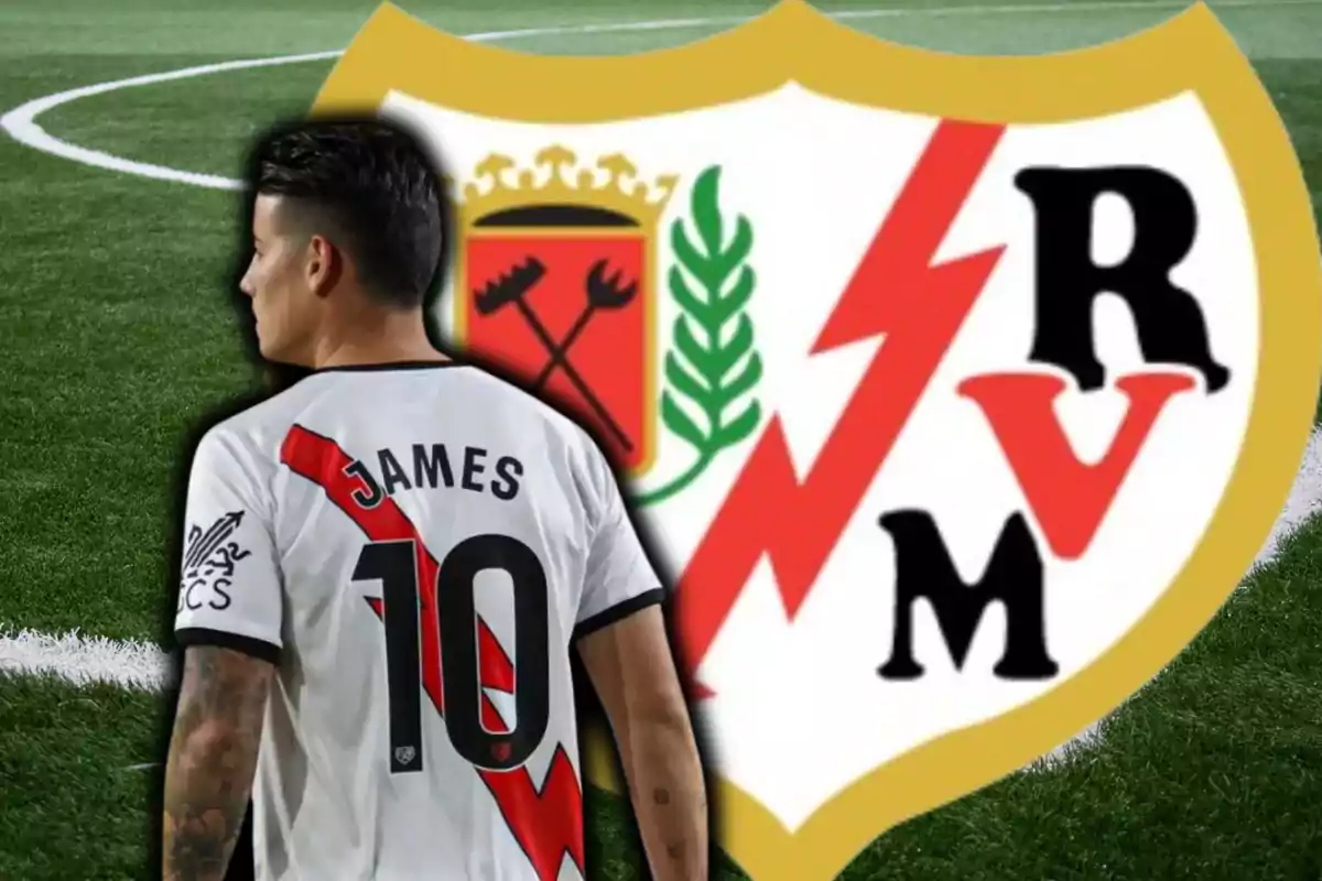 Jugador de futbol amb samarreta número 10 i el nom "James" d'esquena en un camp de futbol amb l'escut del Rayo Vallecano al fons.