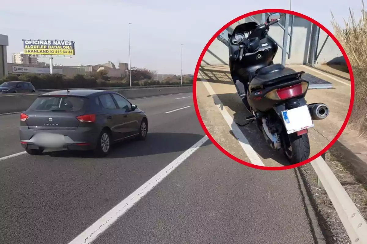 Un cotxe gris circula per una autopista, mentre que en un requadre vermell hi ha una motocicleta negra estacionada.