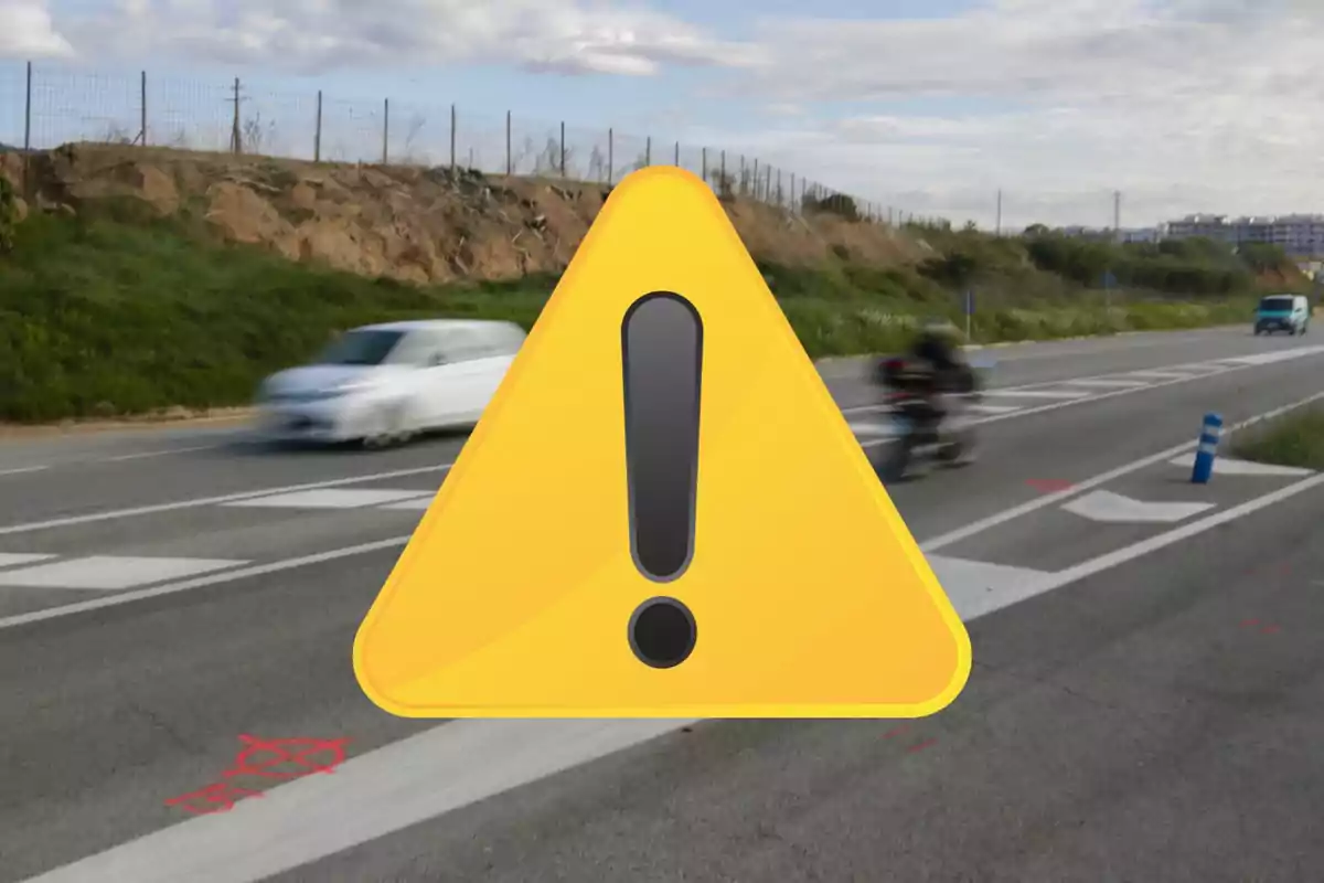 Se muestra una carretera con un coche y una motocicleta en movimiento y un gran icono de advertencia amarillo superpuesto en el centro.