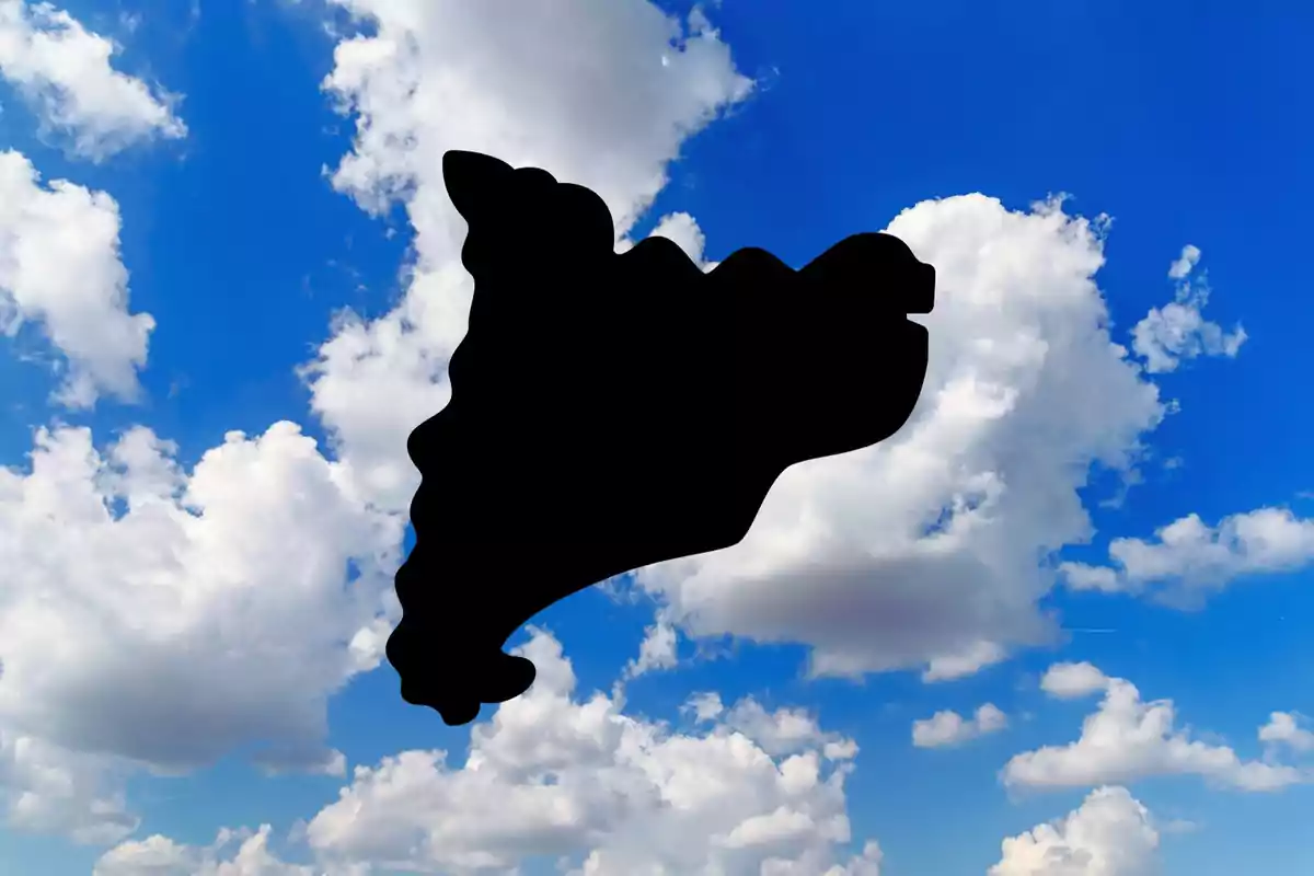 Silueta negra de un mapa sobre un cielo azul con nubes blancas.