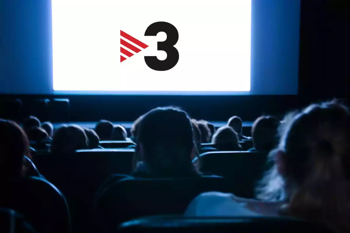 Personas sentadas en una sala de cine mirando una pantalla grande con el logo de TV3.