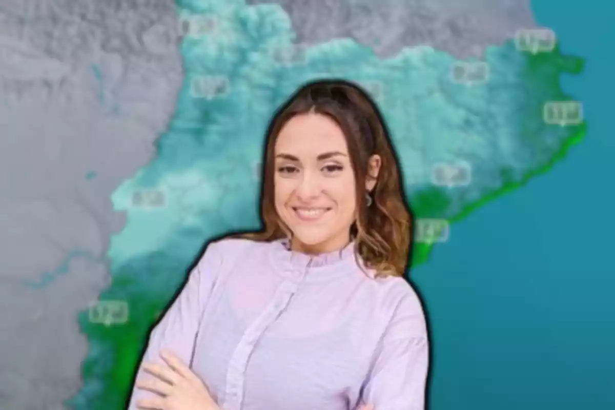 Una mujer sonriente con una blusa lila está frente a un mapa meteorológico.