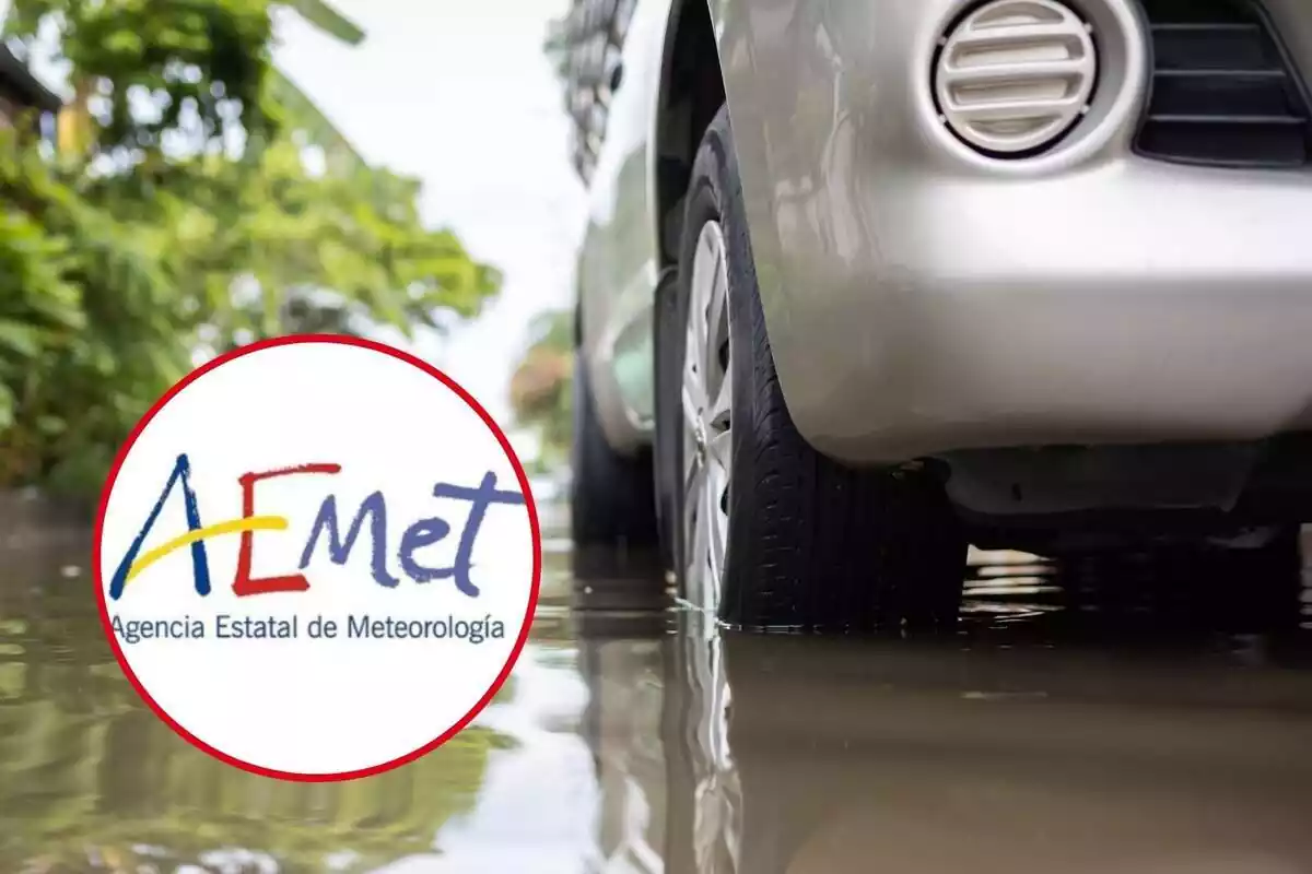 Muntatge d´un cotxe aparcat al carrer amb molta pluja i la imatge del logo de l´AEMET Muntatge d´un cotxe aparcat al carrer amb molta pluja i la imatge del logo de l´AEMET