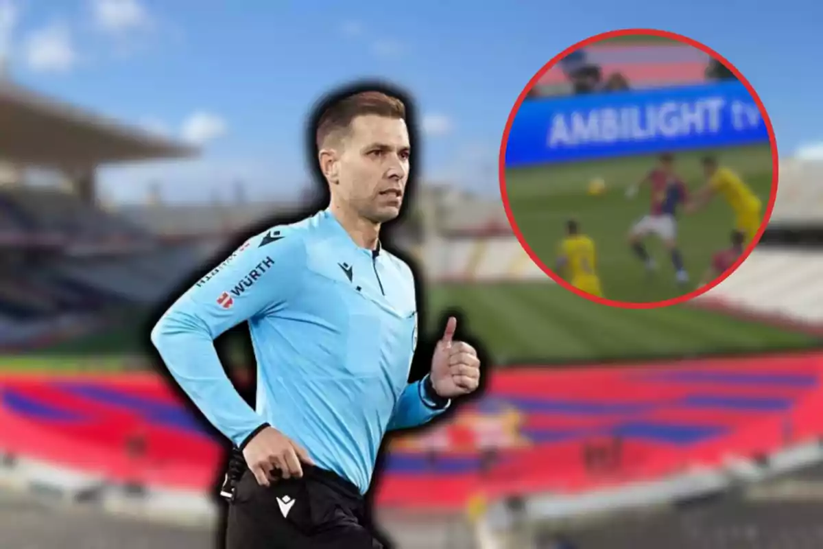 Un árbitro de fútbol corriendo en un estadio con un recuadro que muestra una jugada del partido.