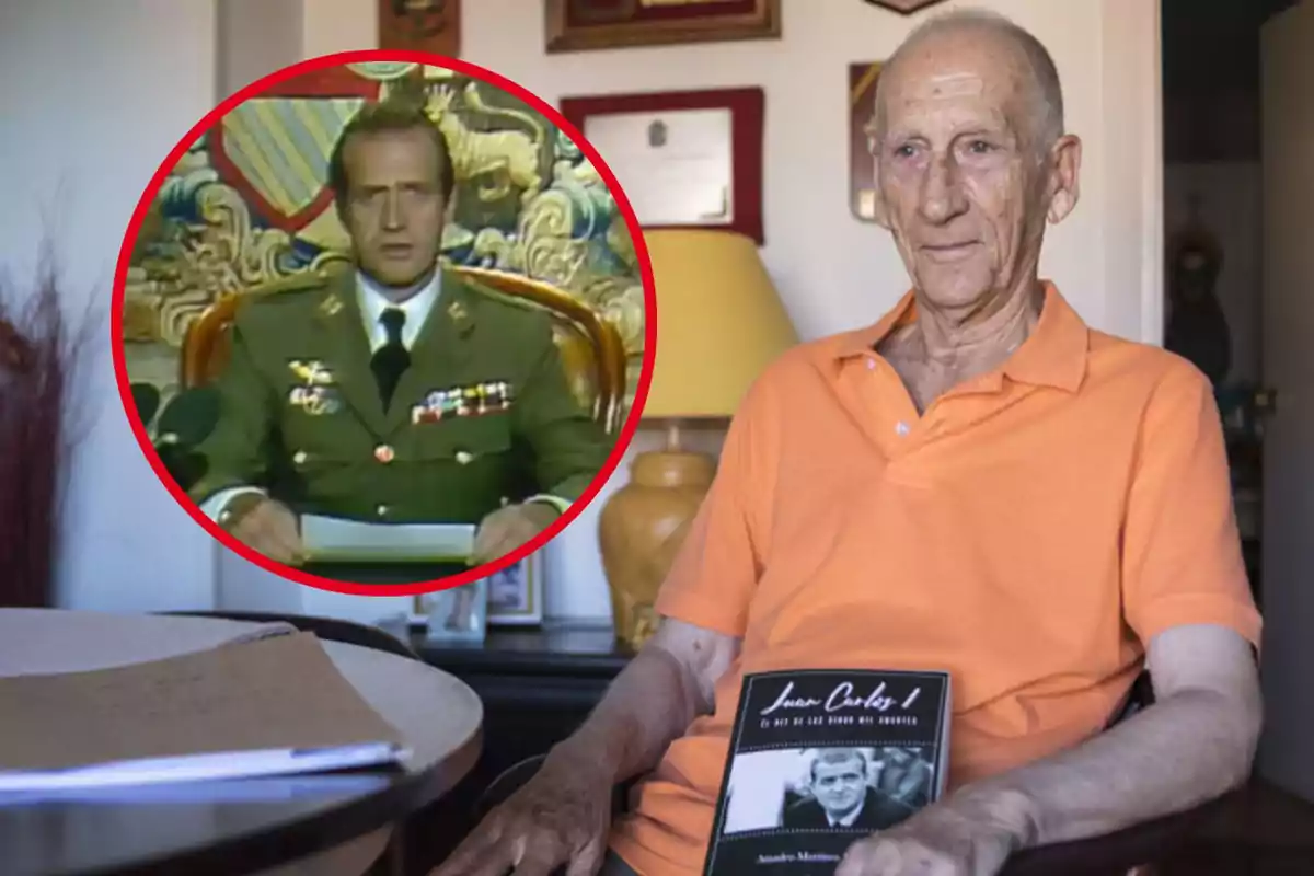 Un home gran amb una camisa taronja està assegut en una habitació sostenint un llibre, mentre que en un requadre es mostra una imatge d?un home en uniforme militar parlant davant d?un micròfon.