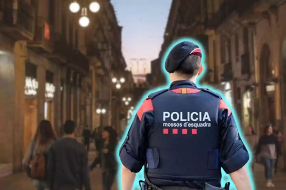 Un agent dels Mossos d'Esquadra patrullant un carrer concorregut a la nit.